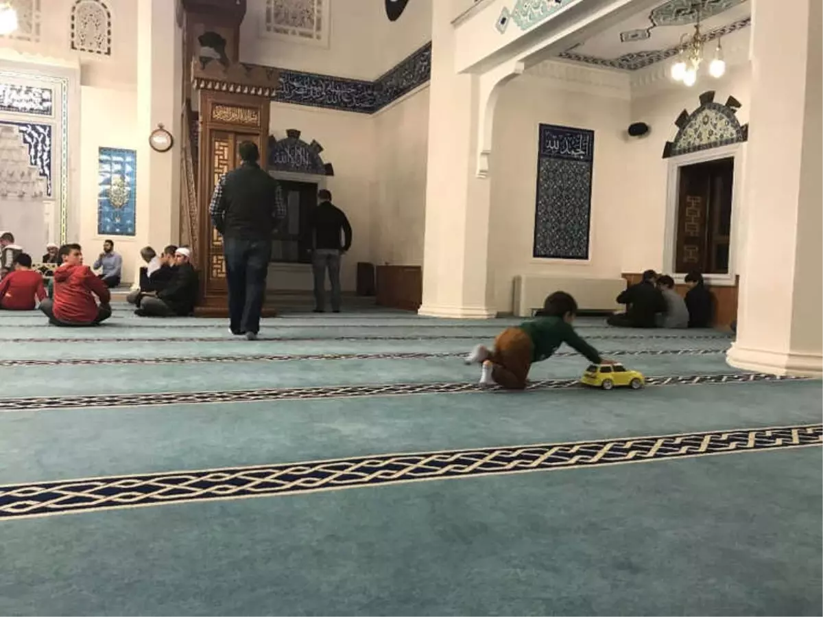 Mevlide Arabası ile Gelen Çocuk Cami Dolana Kadar Oyun Oynadı Haberler Mevlide Arabası ile Gelen Çocuk Cami Dolana Kadar Oyun Oynadı Haberler