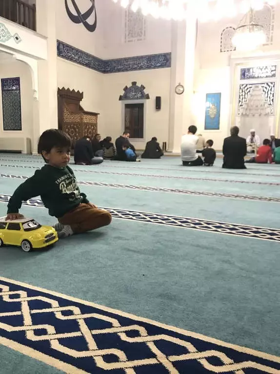Mevlide Arabası ile Gelen Çocuk Cami Dolana Kadar Oyun Oynadı Haberler Mevlide Arabası ile Gelen Çocuk Cami Dolana Kadar Oyun Oynadı Haberler