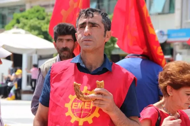 1 Mayıs'ta Türkülü Halaylı Kutlama 1 Mayıs'ta Türkülü Halaylı Kutlama
