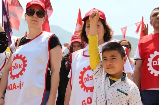 1 Mayıs'ta Türkülü Halaylı Kutlama 1 Mayıs'ta Türkülü Halaylı Kutlama