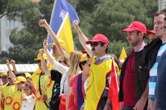 1 Mayıs'ta Türkülü Halaylı Kutlama 1 Mayıs'ta Türkülü Halaylı Kutlama