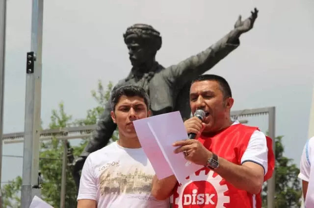 1 Mayıs'ta Türkülü Halaylı Kutlama 1 Mayıs'ta Türkülü Halaylı Kutlama