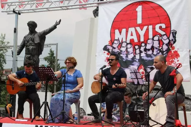 1 Mayıs'ta Türkülü Halaylı Kutlama 1 Mayıs'ta Türkülü Halaylı Kutlama