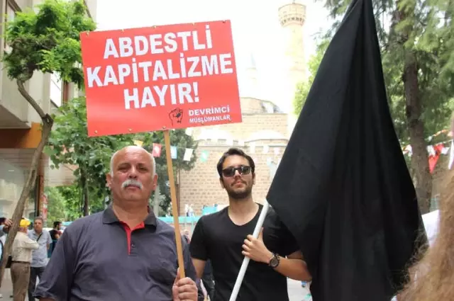 1 Mayıs'ta Türkülü Halaylı Kutlama 1 Mayıs'ta Türkülü Halaylı Kutlama
