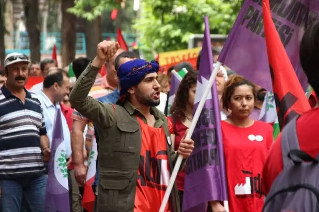1 Mayıs'ta Türkülü Halaylı Kutlama 1 Mayıs'ta Türkülü Halaylı Kutlama
