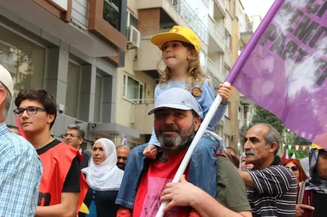 1 Mayıs'ta Türkülü Halaylı Kutlama 1 Mayıs'ta Türkülü Halaylı Kutlama
