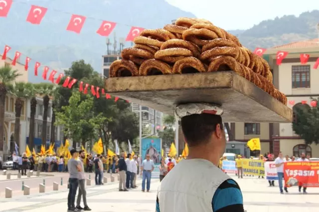1 Mayıs'ta Türkülü Halaylı Kutlama 1 Mayıs'ta Türkülü Halaylı Kutlama