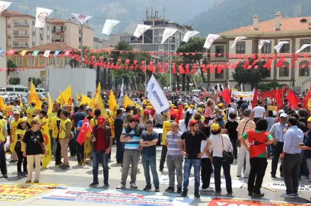 1 Mayıs'ta Türkülü Halaylı Kutlama 1 Mayıs'ta Türkülü Halaylı Kutlama