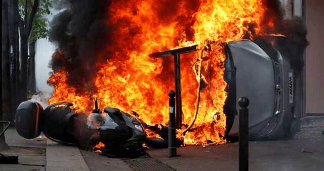 Fransa'da Göstericiler Etrafa Zarar Vererek Ortalığı Yakıp Yıktı