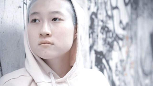 Yılda 49 Milyon Kazanan Jackie Chan'ın Kızı, Köprü Altında Yaşıyor