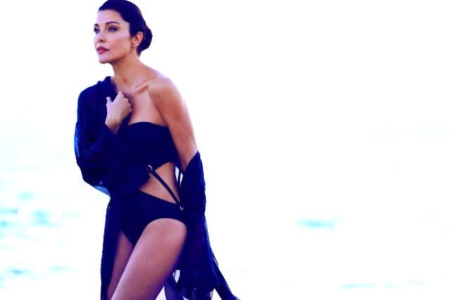 Deniz Akkaya, Bikinili Fotoğrafıyla Yıllara Meydan Okudu