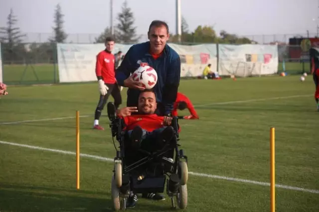 Eskişehirsporlu Küçük Dev Adam Sneijder'i Eskişehir'e Davet Etti Eskişehirsporlu Küçük Dev Adam Sneijder'i Eskişehir'e Davet Etti