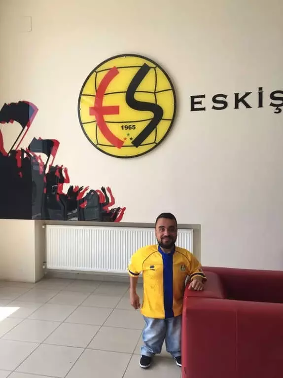 Eskişehirsporlu Küçük Dev Adam Sneijder'i Eskişehir'e Davet Etti Eskişehirsporlu Küçük Dev Adam Sneijder'i Eskişehir'e Davet Etti