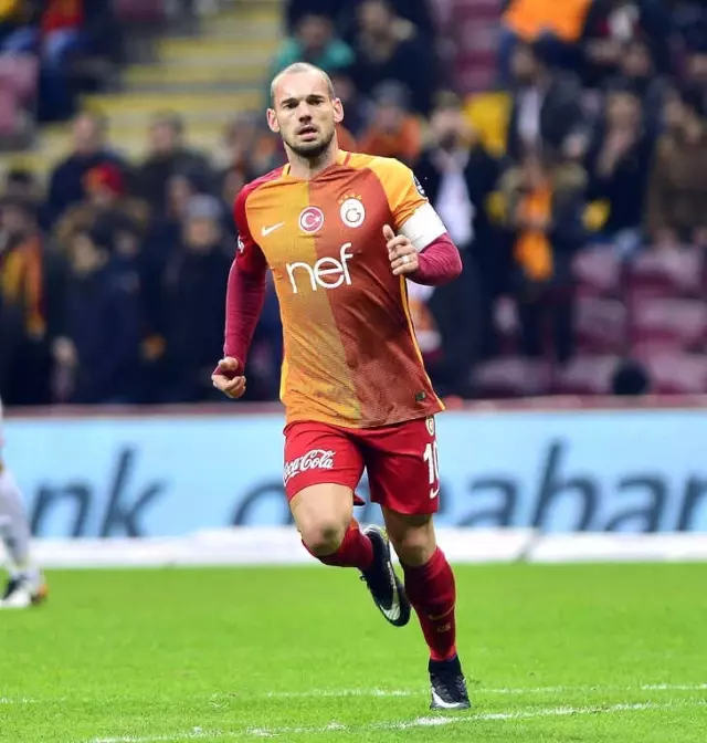Eskişehirsporlu Küçük Dev Adam Sneijder'i Eskişehir'e Davet Etti Eskişehirsporlu Küçük Dev Adam Sneijder'i Eskişehir'e Davet Etti