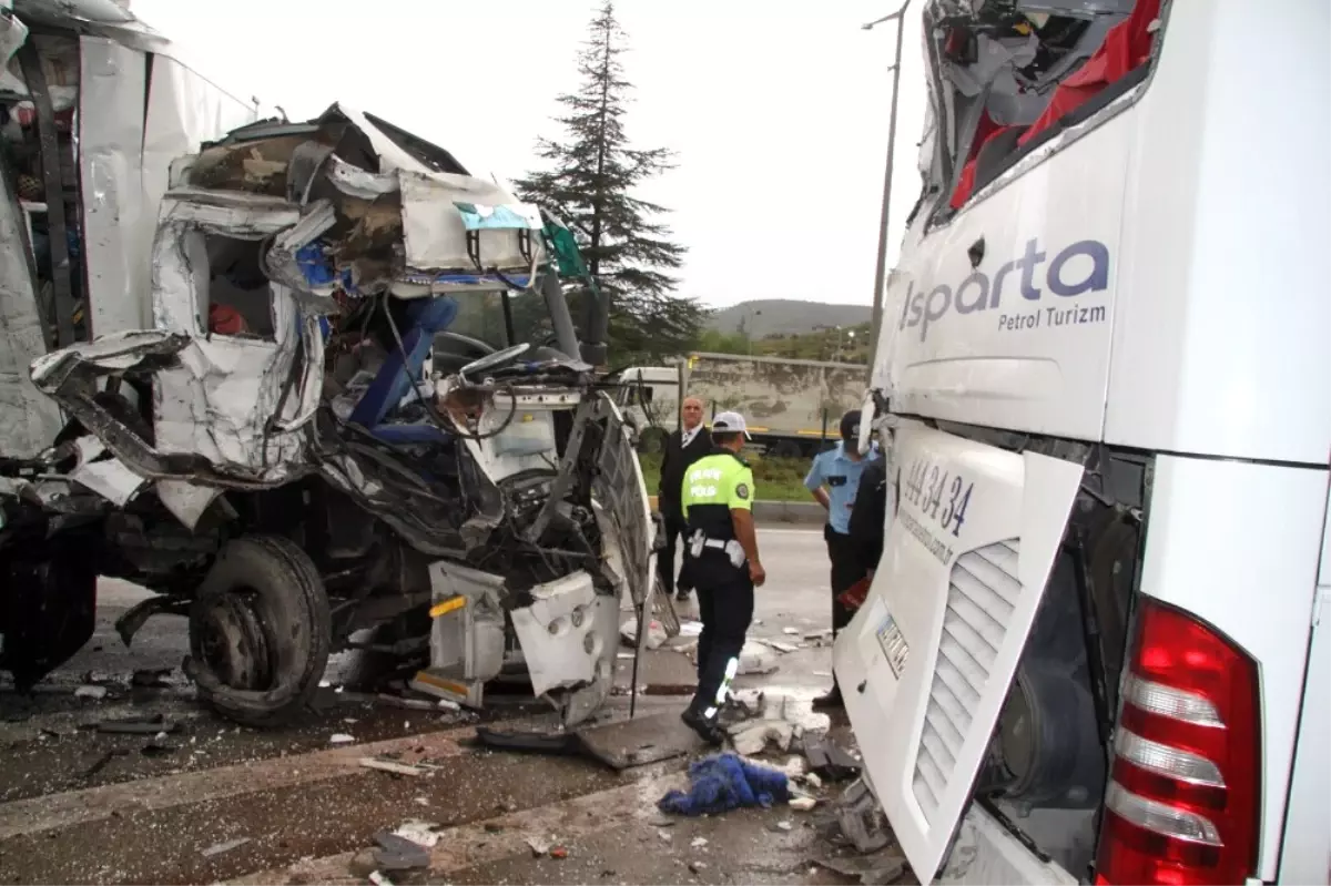 isparta da kamyon yolcu otobusune carpti 7 yarali