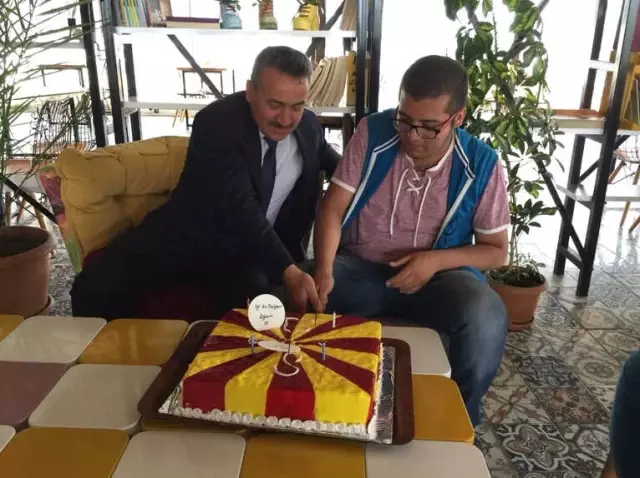 Başkan Tutal'dan Engelli Gence Doğum Günü Sürprizi Başkan Tutal'dan Engelli Gence Doğum Günü Sürprizi