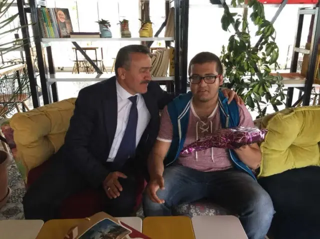 Başkan Tutal'dan Engelli Gence Doğum Günü Sürprizi Başkan Tutal'dan Engelli Gence Doğum Günü Sürprizi
