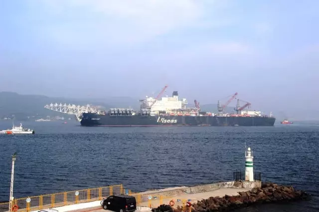 Dünyanın En Büyük İnşaat Gemisi Çanakkale Boğazı'ndan Geçti Dünyanın En Büyük İnşaat Gemisi Çanakkale Boğazı'ndan Geçti