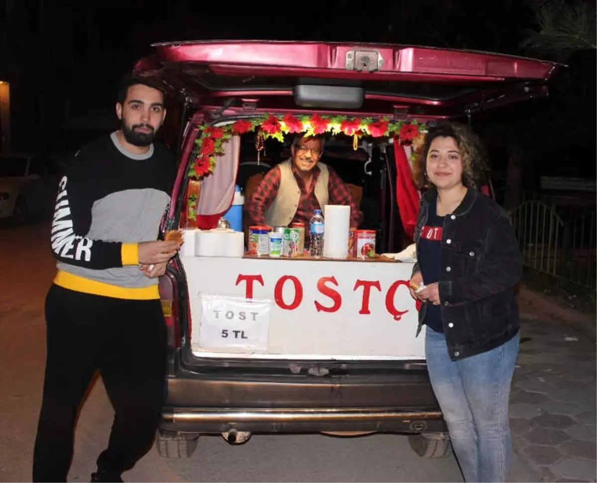 Emekli Maaşı Yetmeyince 60'ında Gece Tostçusu Oldu