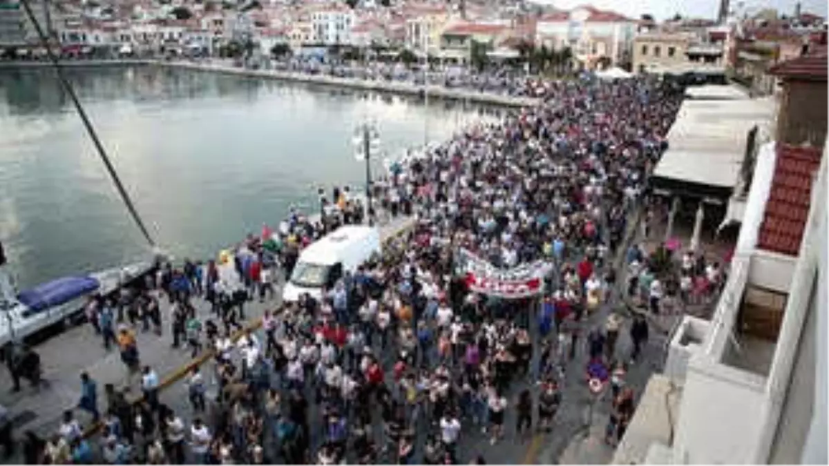 Midilli Adası'nın Sakinlerinden Sığınmacılara Protesto