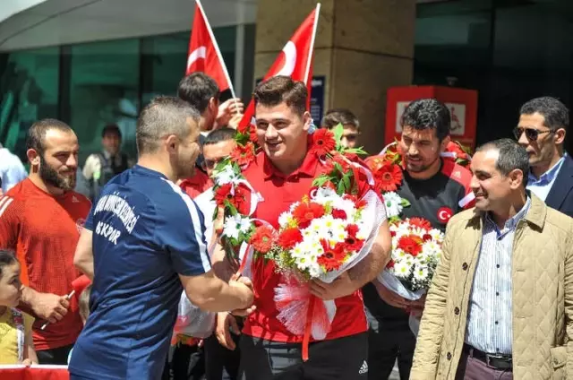 Milli Güreşçi Kayaalp'e Coşkulu Karşılama Milli Güreşçi Kayaalp'e Coşkulu Karşılama