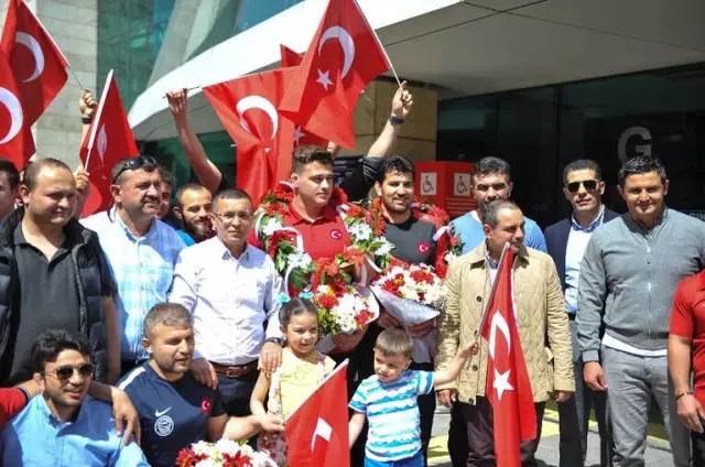 Milli Güreşçi Kayaalp'e Coşkulu Karşılama Milli Güreşçi Kayaalp'e Coşkulu Karşılama