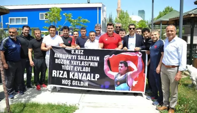 Milli Güreşçi Kayaalp'e Coşkulu Karşılama Milli Güreşçi Kayaalp'e Coşkulu Karşılama