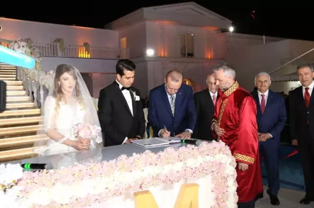 Cumhurbaşkanı Erdoğan, Bakan Özhaseki'nin Kızının Nikah Şahidi Oldu Cumhurbaşkanı Erdoğan, Bakan Özhaseki'nin Kızının Nikah Şahidi Oldu