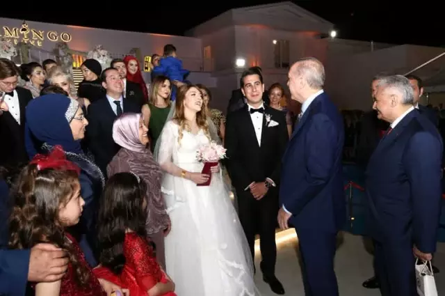 Cumhurbaşkanı Erdoğan, Bakan Özhaseki'nin Kızının Nikah Şahidi Oldu Cumhurbaşkanı Erdoğan, Bakan Özhaseki'nin Kızının Nikah Şahidi Oldu