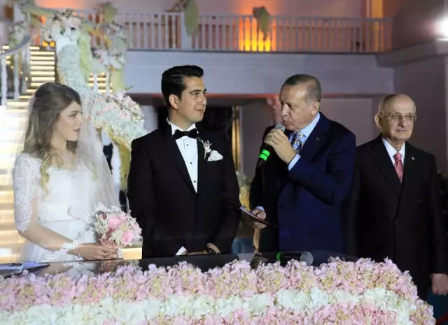 Cumhurbaşkanı Erdoğan, Bakan Özhaseki'nin Kızının Nikah Şahidi Oldu Cumhurbaşkanı Erdoğan, Bakan Özhaseki'nin Kızının Nikah Şahidi Oldu