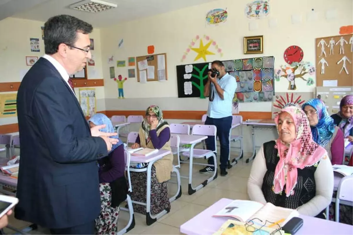 Kaymakam Keçeli ve Milli Eğitim Müdürü Özdemir Okuma Yazma Kursunu Ziyaret Etti