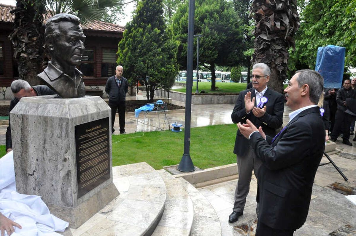 Ressam Osman Zeki Oral'ın Heykeli Törenle Açıldı