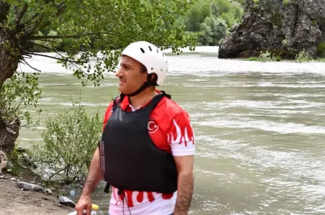 Tunceli'de Tabuları Yıkan Vali Bu Kez Rafting Yaptı Tunceli'de Tabuları Yıkan Vali Bu Kez Rafting Yaptı