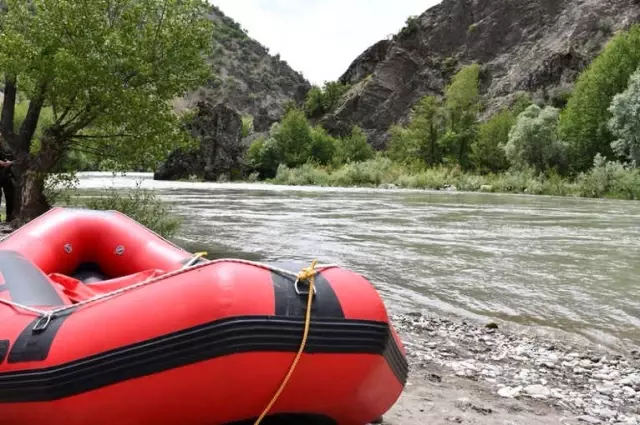 Tunceli'de Tabuları Yıkan Vali Bu Kez Rafting Yaptı Tunceli'de Tabuları Yıkan Vali Bu Kez Rafting Yaptı
