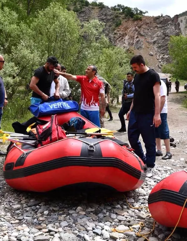 Tunceli'de Tabuları Yıkan Vali Bu Kez Rafting Yaptı Tunceli'de Tabuları Yıkan Vali Bu Kez Rafting Yaptı