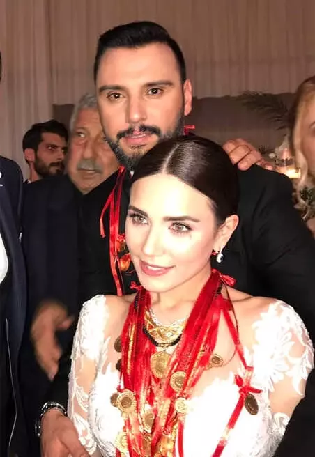 Alişan ve Buse Varol'a Kilo Kilo Altın Taktılar Alişan ve Buse Varol'a Kilo Kilo Altın Taktılar