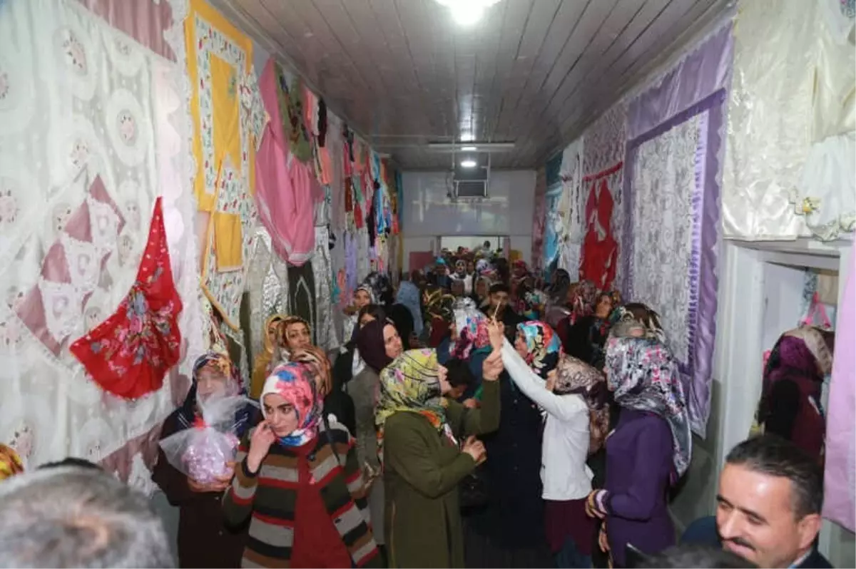 Baskil'de Kadınların El Emekleri Sergilendi