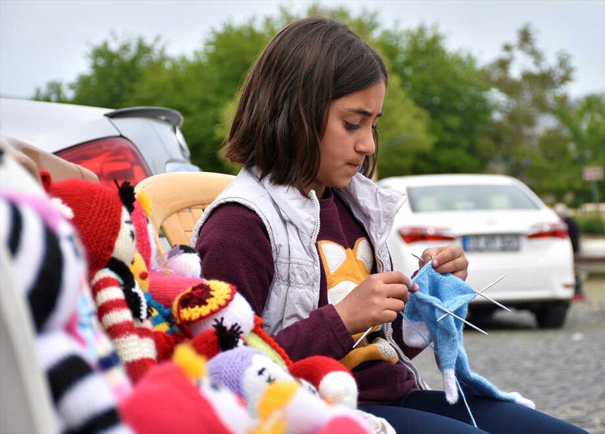Bebekle Oynayacağı Yaşta Amigurumi Bebek Yapıyor