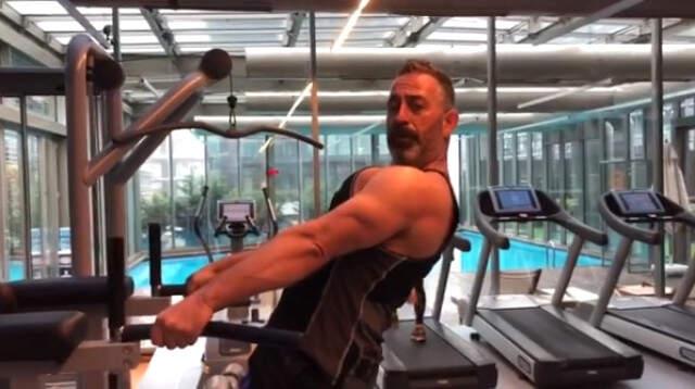 Defne Samyeli ile Aşk Yaşayan Cem Yılmaz'ın Kas Şovu Şaşırttı