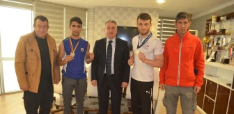 Erzurum Gençlik Hizmetleri ve Spor İl Müdürü Taşkesenligil Başarılı Boksörleri Kutladı