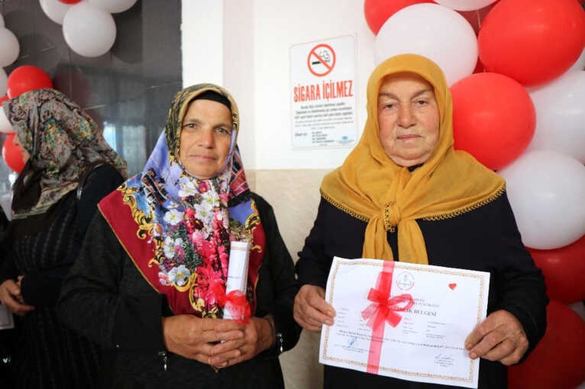 61 Yaşında Okuryazar Olunca Bakın Ne Yaptı