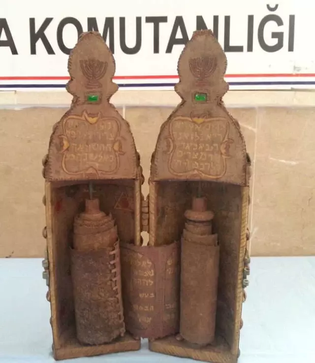 Bilecik'de 8 Milyon Lira Değerinde 2 Tevrat Ele Geçirildi Bilecik'de 8 Milyon Lira Değerinde 2 Tevrat Ele Geçirildi