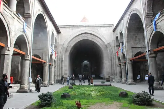 Erzurum'da Restorasyonu Tamamlanan Çifte Minareli Medrese Yeniden Hizmete Açıldı Erzurum'da Restorasyonu Tamamlanan Çifte Minareli Medrese Yeniden Hizmete Açıldı