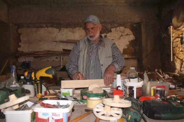 Gurbette Özlemini Çektiği Eski Köy Aletlerinin Maketini Yapıyor