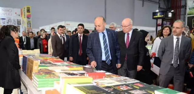 Türkiye'nin En Görkemli Kitap Fuarı Erzurum'da Açıldı Türkiye'nin En Görkemli Kitap Fuarı Erzurum'da Açıldı