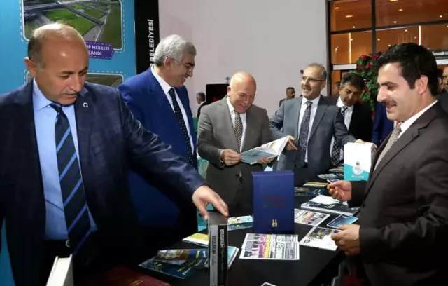 Türkiye'nin En Görkemli Kitap Fuarı Erzurum'da Açıldı Türkiye'nin En Görkemli Kitap Fuarı Erzurum'da Açıldı