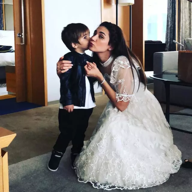 Buse Varol Baba Evinden Çıkarken 33 Yıllık Gelinlik Giymiş Buse Varol Baba Evinden Çıkarken 33 Yıllık Gelinlik Giymiş