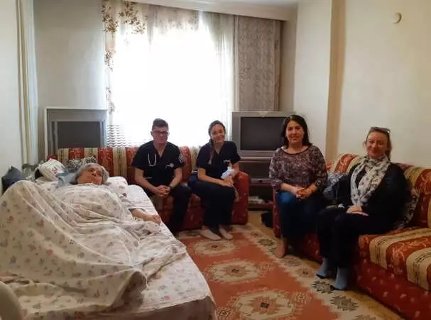 Öğrenciler, Muhtaç Kişilerin Sağlık İhtiyaçlarını Karşılıyor