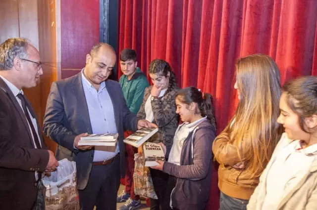 Ahlat Kaymakamlığından Öğrencilere Kitap Desteği