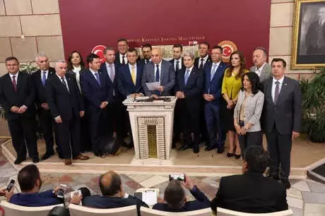 CHP'ye Dönen 15 Vekile Hükümetten Ağır Eleştiri: Demokrasi Tarihimizin En Kara Lekesi CHP'ye Dönen 15 Vekile Hükümetten Ağır Eleştiri: Demokrasi Tarihimizin En Kara Lekesi